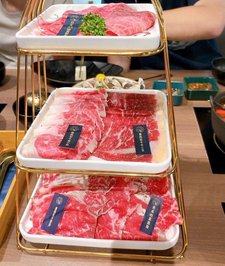 【蘆竹火鍋/鍋物 聚餐餐廳】金蒔鍋物 桃園大竹總店 肉品、食材、湯頭都非常有水準，還有自助吧吃到飽，CP超高，快帶著家人朋友一起來金蒔，度過美好金時！ @貝大小姐的多元心宇宙