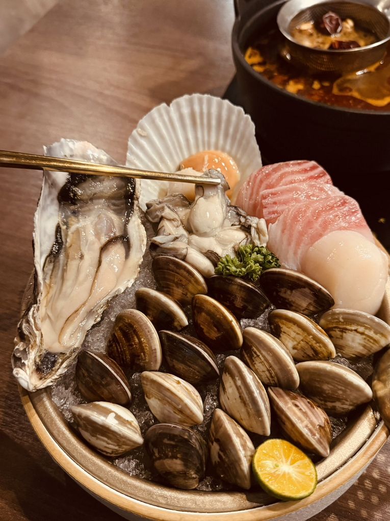 【蘆竹火鍋/鍋物 聚餐餐廳】金蒔鍋物 桃園大竹總店 肉品、食材、湯頭都非常有水準，還有自助吧吃到飽，CP超高，快帶著家人朋友一起來金蒔，度過美好金時！ @貝大小姐的多元心宇宙