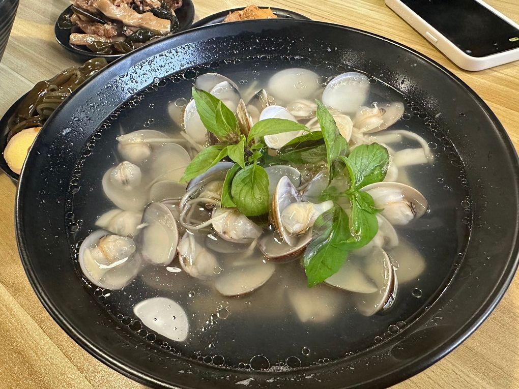 【中原大學 中壢牛肉麵推薦】鍾小勤麵食館  有著各式美味的餐點，同時還提供了免費的紅茶及豆花，這麼佛心的店值得帶著家人、好友一起品嚐！ @貝大小姐的多元心宇宙