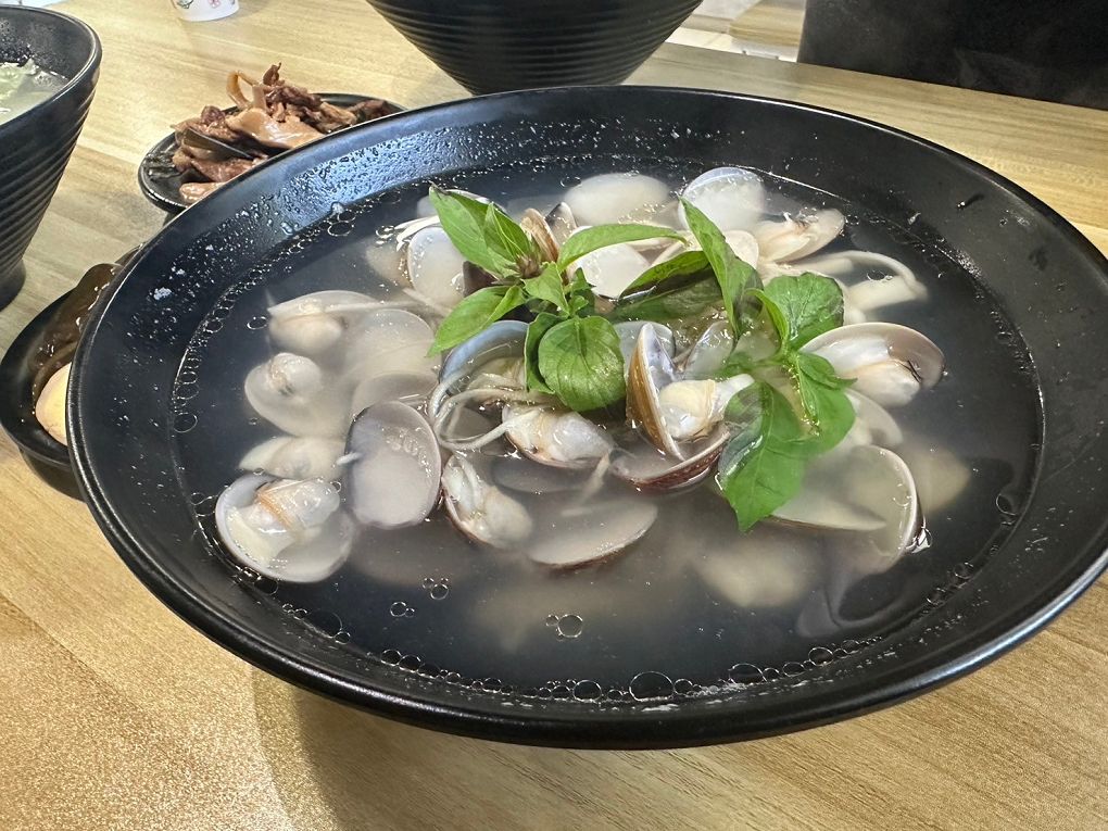 【中原大學 中壢牛肉麵推薦】鍾小勤麵食館  有著各式美味的餐點，同時還提供了免費的紅茶及豆花，這麼佛心的店值得帶著家人、好友一起品嚐！ @貝大小姐的多元心宇宙