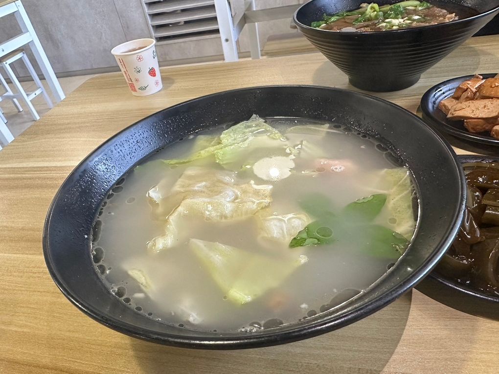 【中原大學 中壢牛肉麵推薦】鍾小勤麵食館  有著各式美味的餐點，同時還提供了免費的紅茶及豆花，這麼佛心的店值得帶著家人、好友一起品嚐！ @貝大小姐的多元心宇宙