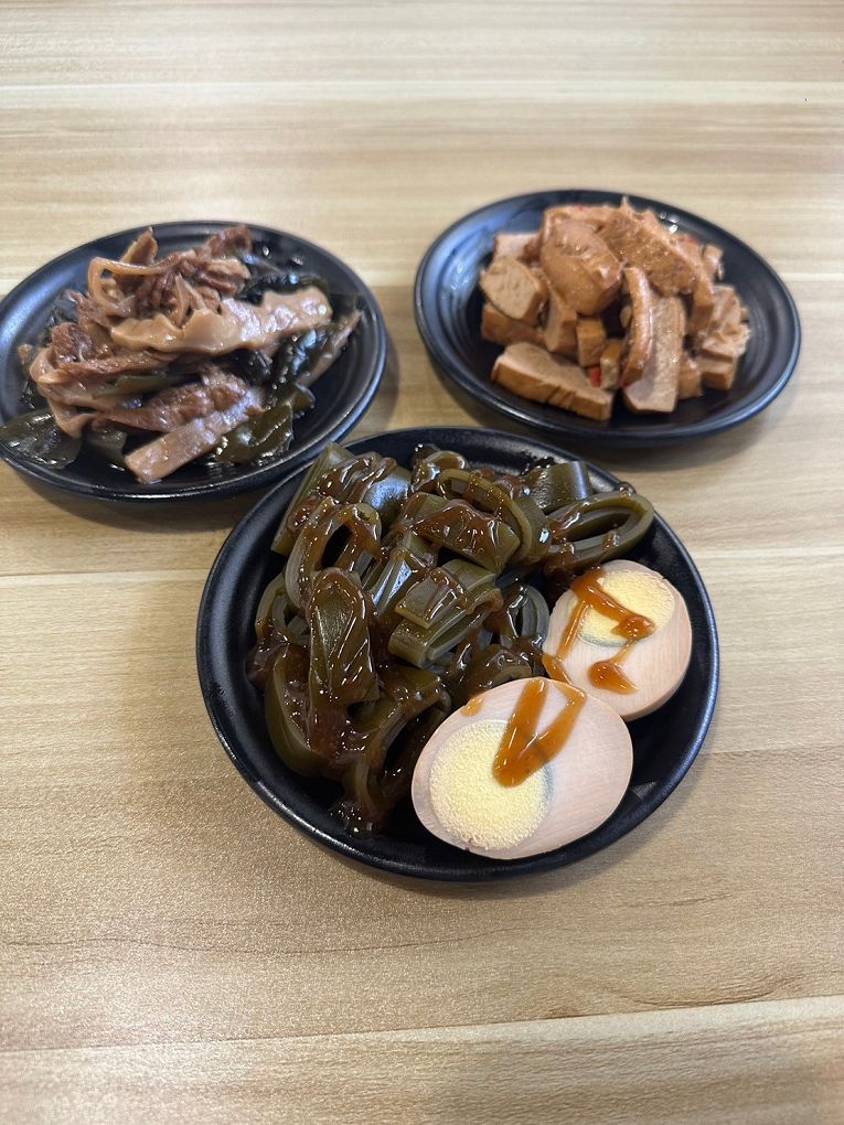 【中原大學 中壢牛肉麵推薦】鍾小勤麵食館  有著各式美味的餐點，同時還提供了免費的紅茶及豆花，這麼佛心的店值得帶著家人、好友一起品嚐！ @貝大小姐的多元心宇宙