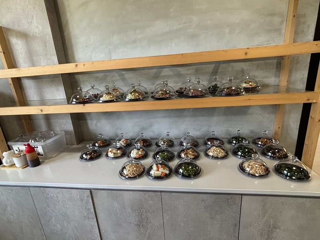 【中原大學 中壢牛肉麵推薦】鍾小勤麵食館  有著各式美味的餐點，同時還提供了免費的紅茶及豆花，這麼佛心的店值得帶著家人、好友一起品嚐！ @貝大小姐的多元心宇宙
