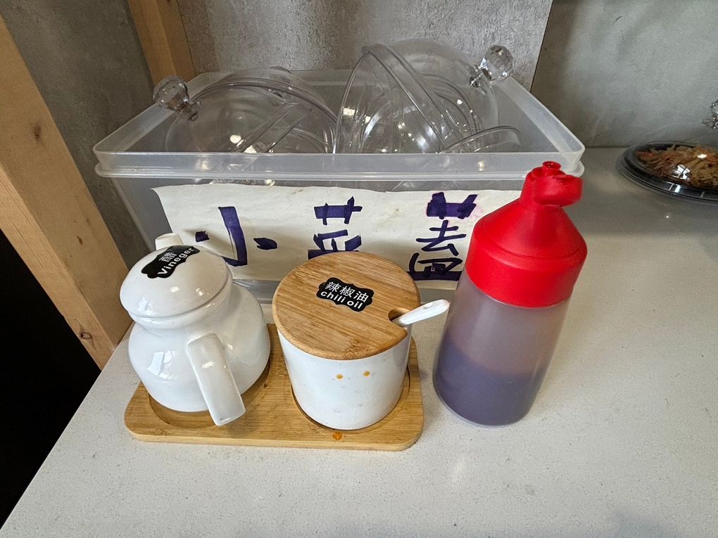 【中原大學 中壢牛肉麵推薦】鍾小勤麵食館  有著各式美味的餐點，同時還提供了免費的紅茶及豆花，這麼佛心的店值得帶著家人、好友一起品嚐！ @貝大小姐的多元心宇宙