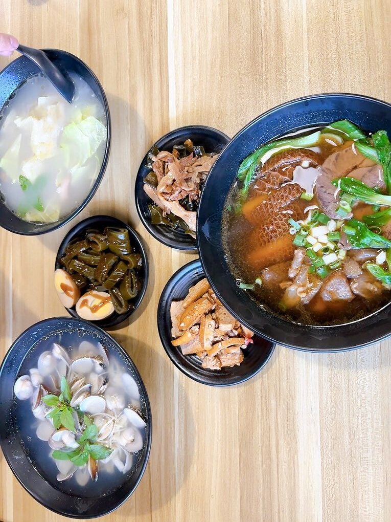 【中原大學 中壢牛肉麵推薦】鍾小勤麵食館  有著各式美味的餐點，同時還提供了免費的紅茶及豆花，這麼佛心的店值得帶著家人、好友一起品嚐！ @貝大小姐的多元心宇宙