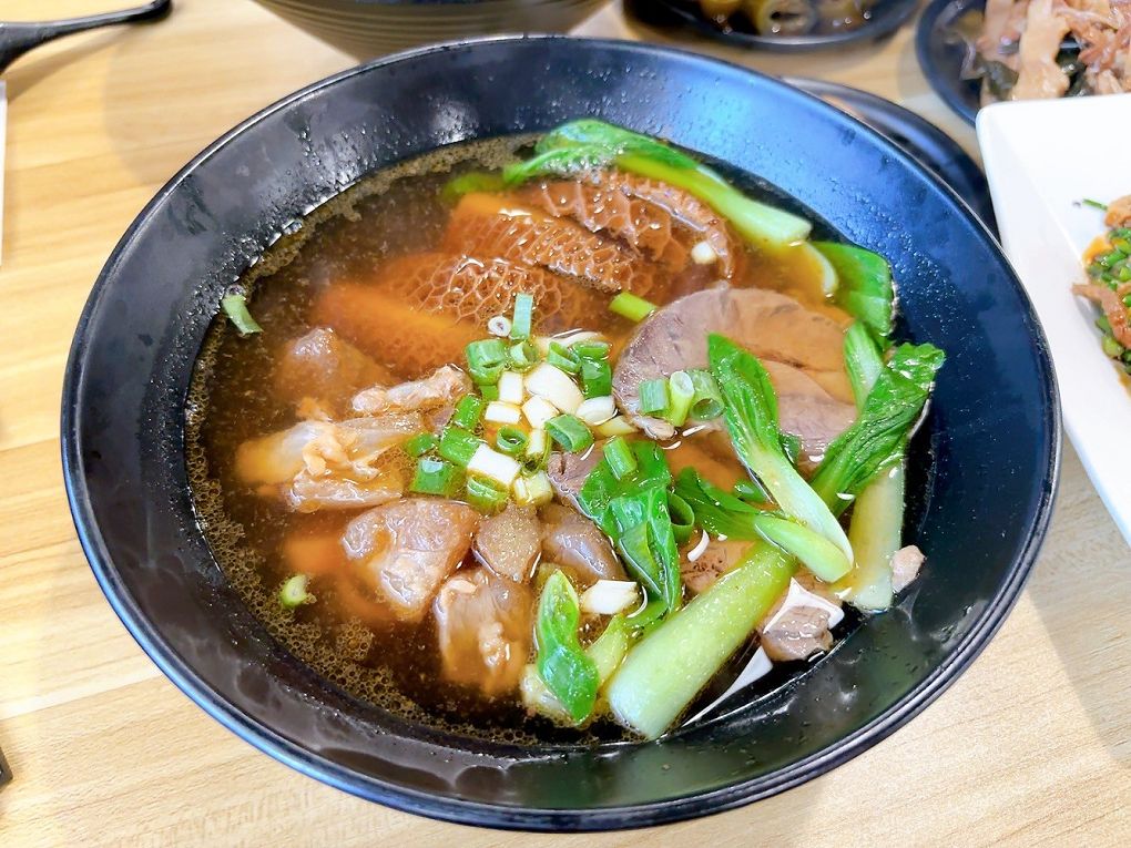 【中原大學 中壢牛肉麵推薦】鍾小勤麵食館  有著各式美味的餐點，同時還提供了免費的紅茶及豆花，這麼佛心的店值得帶著家人、好友一起品嚐！ @貝大小姐的多元心宇宙