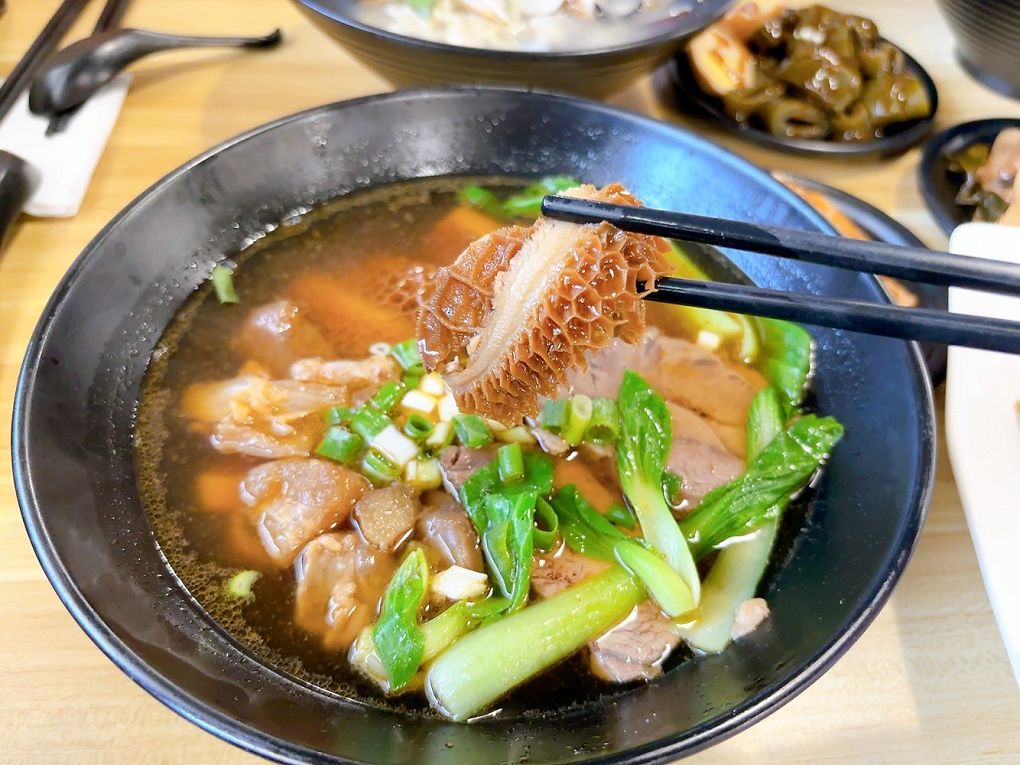 【中原大學 中壢牛肉麵推薦】鍾小勤麵食館  有著各式美味的餐點，同時還提供了免費的紅茶及豆花，這麼佛心的店值得帶著家人、好友一起品嚐！ @貝大小姐的多元心宇宙