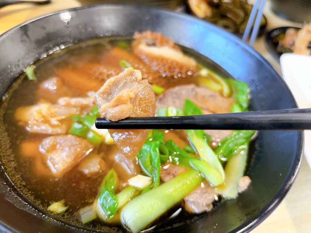【中原大學 中壢牛肉麵推薦】鍾小勤麵食館  有著各式美味的餐點，同時還提供了免費的紅茶及豆花，這麼佛心的店值得帶著家人、好友一起品嚐！ @貝大小姐的多元心宇宙