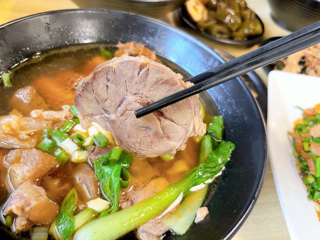 【中原大學 中壢牛肉麵推薦】鍾小勤麵食館  有著各式美味的餐點，同時還提供了免費的紅茶及豆花，這麼佛心的店值得帶著家人、好友一起品嚐！ @貝大小姐的多元心宇宙