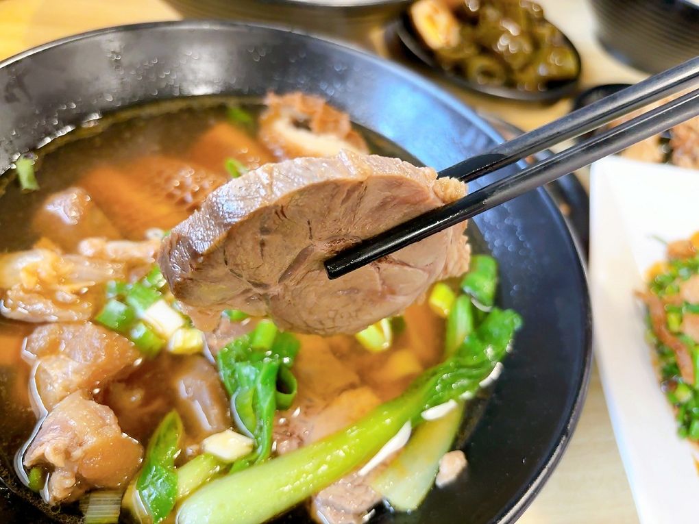 【中原大學 中壢牛肉麵推薦】鍾小勤麵食館  有著各式美味的餐點，同時還提供了免費的紅茶及豆花，這麼佛心的店值得帶著家人、好友一起品嚐！ @貝大小姐的多元心宇宙