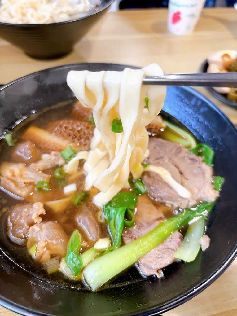 【中原大學 中壢牛肉麵推薦】鍾小勤麵食館  有著各式美味的餐點，同時還提供了免費的紅茶及豆花，這麼佛心的店值得帶著家人、好友一起品嚐！ @貝大小姐的多元心宇宙