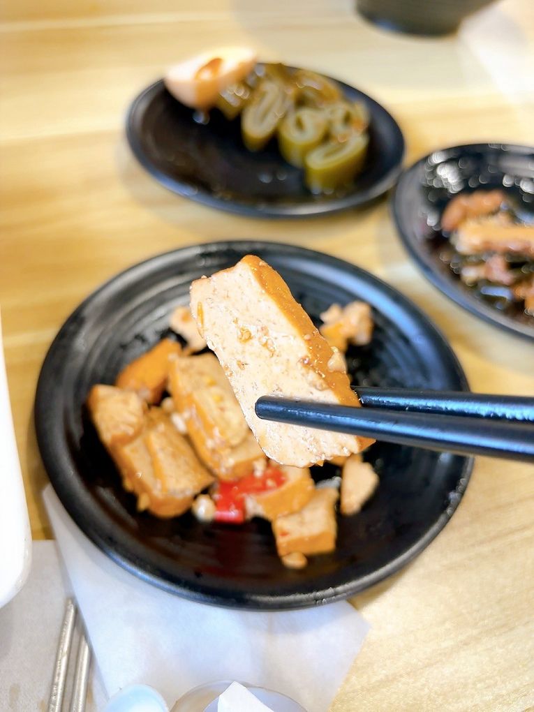 【中原大學 中壢牛肉麵推薦】鍾小勤麵食館  有著各式美味的餐點，同時還提供了免費的紅茶及豆花，這麼佛心的店值得帶著家人、好友一起品嚐！ @貝大小姐的多元心宇宙