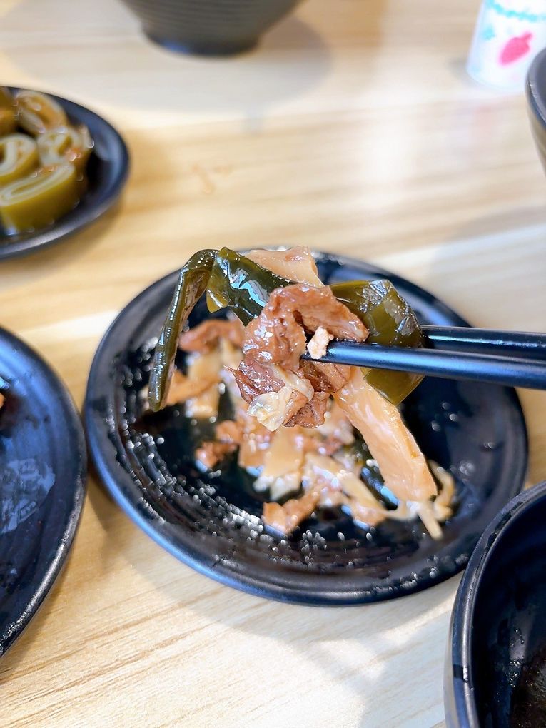 【中原大學 中壢牛肉麵推薦】鍾小勤麵食館  有著各式美味的餐點，同時還提供了免費的紅茶及豆花，這麼佛心的店值得帶著家人、好友一起品嚐！ @貝大小姐的多元心宇宙