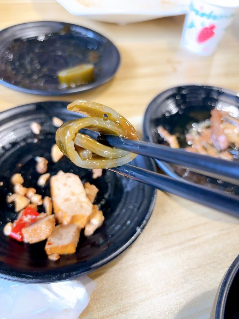 【中原大學 中壢牛肉麵推薦】鍾小勤麵食館  有著各式美味的餐點，同時還提供了免費的紅茶及豆花，這麼佛心的店值得帶著家人、好友一起品嚐！ @貝大小姐的多元心宇宙
