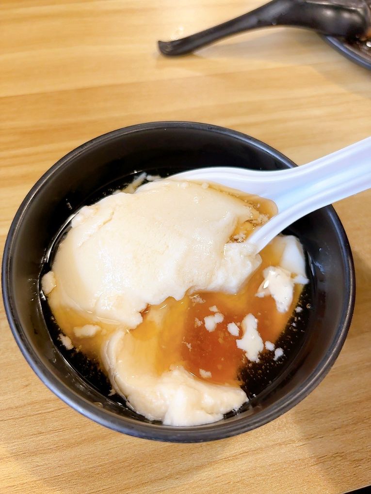 【中原大學 中壢牛肉麵推薦】鍾小勤麵食館  有著各式美味的餐點，同時還提供了免費的紅茶及豆花，這麼佛心的店值得帶著家人、好友一起品嚐！ @貝大小姐的多元心宇宙