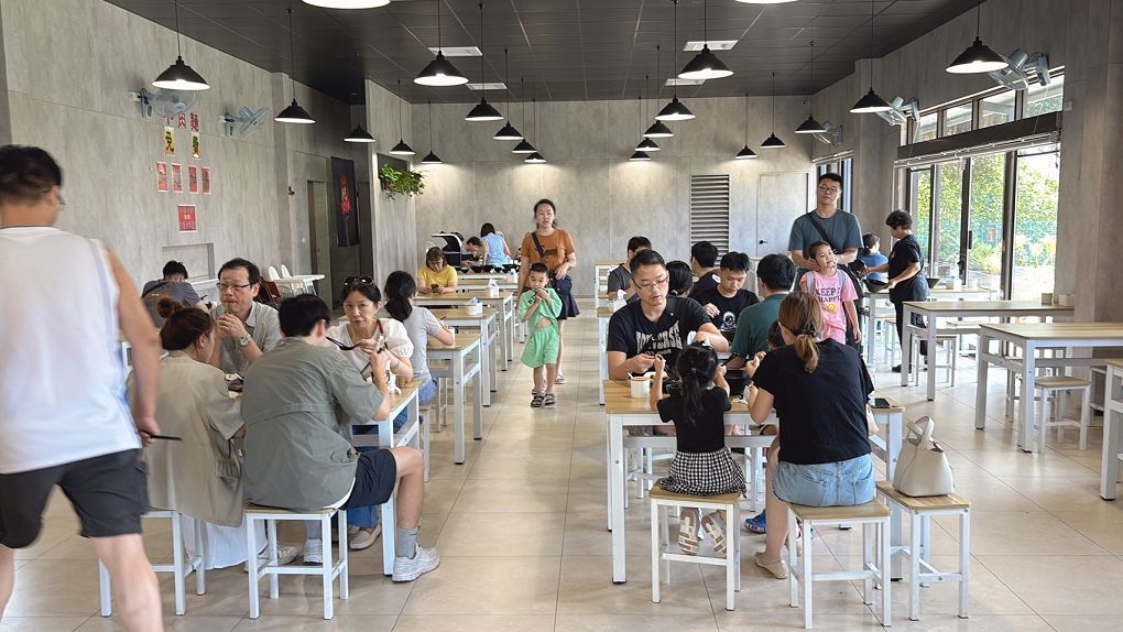 【中原大學 中壢牛肉麵推薦】鍾小勤麵食館  有著各式美味的餐點，同時還提供了免費的紅茶及豆花，這麼佛心的店值得帶著家人、好友一起品嚐！ @貝大小姐的多元心宇宙