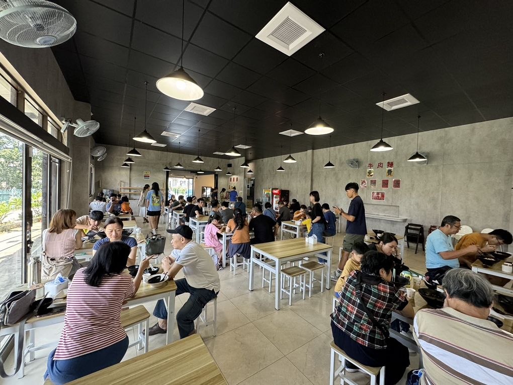 【中原大學 中壢牛肉麵推薦】鍾小勤麵食館  有著各式美味的餐點，同時還提供了免費的紅茶及豆花，這麼佛心的店值得帶著家人、好友一起品嚐！ @貝大小姐的多元心宇宙