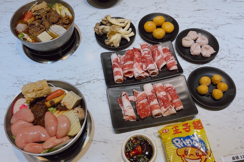 【板橋小火鍋推薦】同伙小火鍋 板橋漢生西店 湯頭超多選擇，附餐的白飯、王子麵可以自取，還有珍珠奶茶、紅茶、各式飲料、冰淇淋無限供應，超高的CP值，吃小火鍋當然想都不必多想就選她了！ @貝大小姐的多元心宇宙