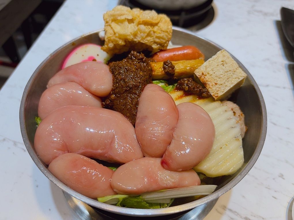 【板橋小火鍋推薦】同伙小火鍋 板橋漢生西店 湯頭超多選擇，附餐的白飯、王子麵可以自取，還有珍珠奶茶、紅茶、各式飲料、冰淇淋無限供應，超高的CP值，吃小火鍋當然想都不必多想就選她了！ @貝大小姐的多元心宇宙