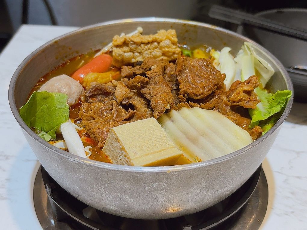 【板橋小火鍋推薦】同伙小火鍋 板橋漢生西店 湯頭超多選擇，附餐的白飯、王子麵可以自取，還有珍珠奶茶、紅茶、各式飲料、冰淇淋無限供應，超高的CP值，吃小火鍋當然想都不必多想就選她了！ @貝大小姐的多元心宇宙