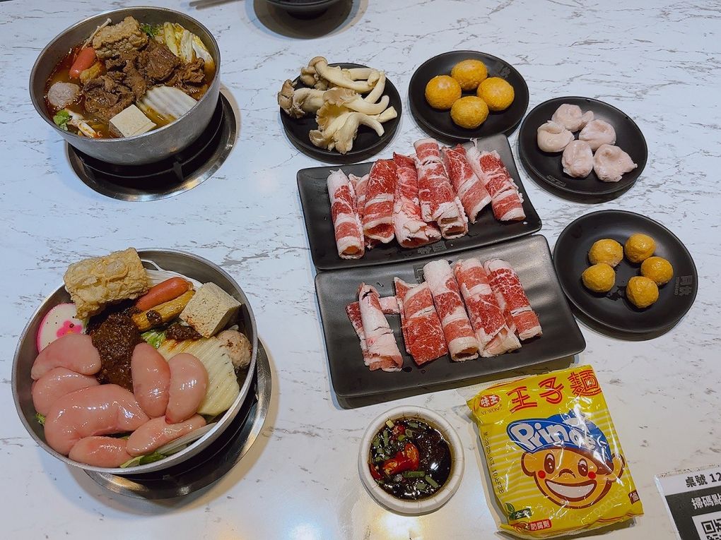 【板橋小火鍋推薦】同伙小火鍋 板橋漢生西店 湯頭超多選擇，附餐的白飯、王子麵可以自取，還有珍珠奶茶、紅茶、各式飲料、冰淇淋無限供應，超高的CP值，吃小火鍋當然想都不必多想就選她了！ @貝大小姐的多元心宇宙