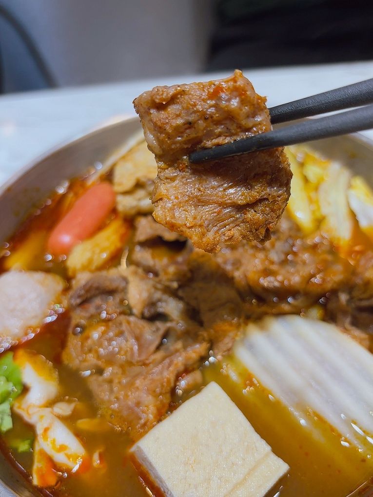 【板橋小火鍋推薦】同伙小火鍋 板橋漢生西店 湯頭超多選擇，附餐的白飯、王子麵可以自取，還有珍珠奶茶、紅茶、各式飲料、冰淇淋無限供應，超高的CP值，吃小火鍋當然想都不必多想就選她了！ @貝大小姐的多元心宇宙