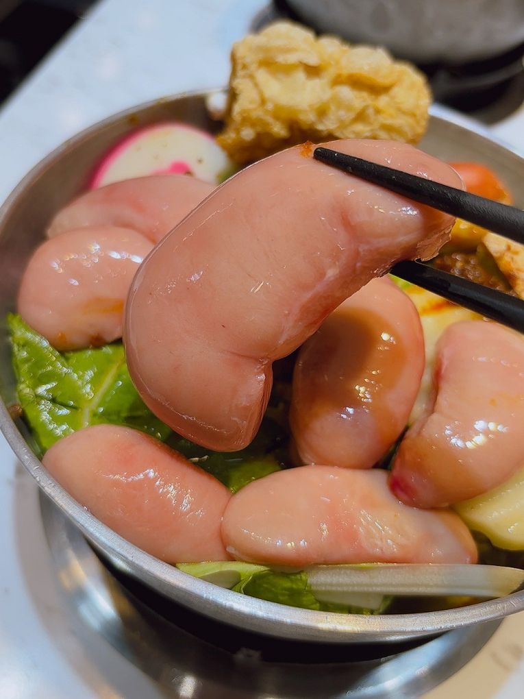 【板橋小火鍋推薦】同伙小火鍋 板橋漢生西店 湯頭超多選擇，附餐的白飯、王子麵可以自取，還有珍珠奶茶、紅茶、各式飲料、冰淇淋無限供應，超高的CP值，吃小火鍋當然想都不必多想就選她了！ @貝大小姐的多元心宇宙