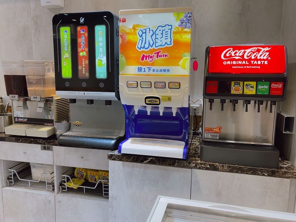 【板橋小火鍋推薦】同伙小火鍋 板橋漢生西店 湯頭超多選擇，附餐的白飯、王子麵可以自取，還有珍珠奶茶、紅茶、各式飲料、冰淇淋無限供應，超高的CP值，吃小火鍋當然想都不必多想就選她了！ @貝大小姐的多元心宇宙