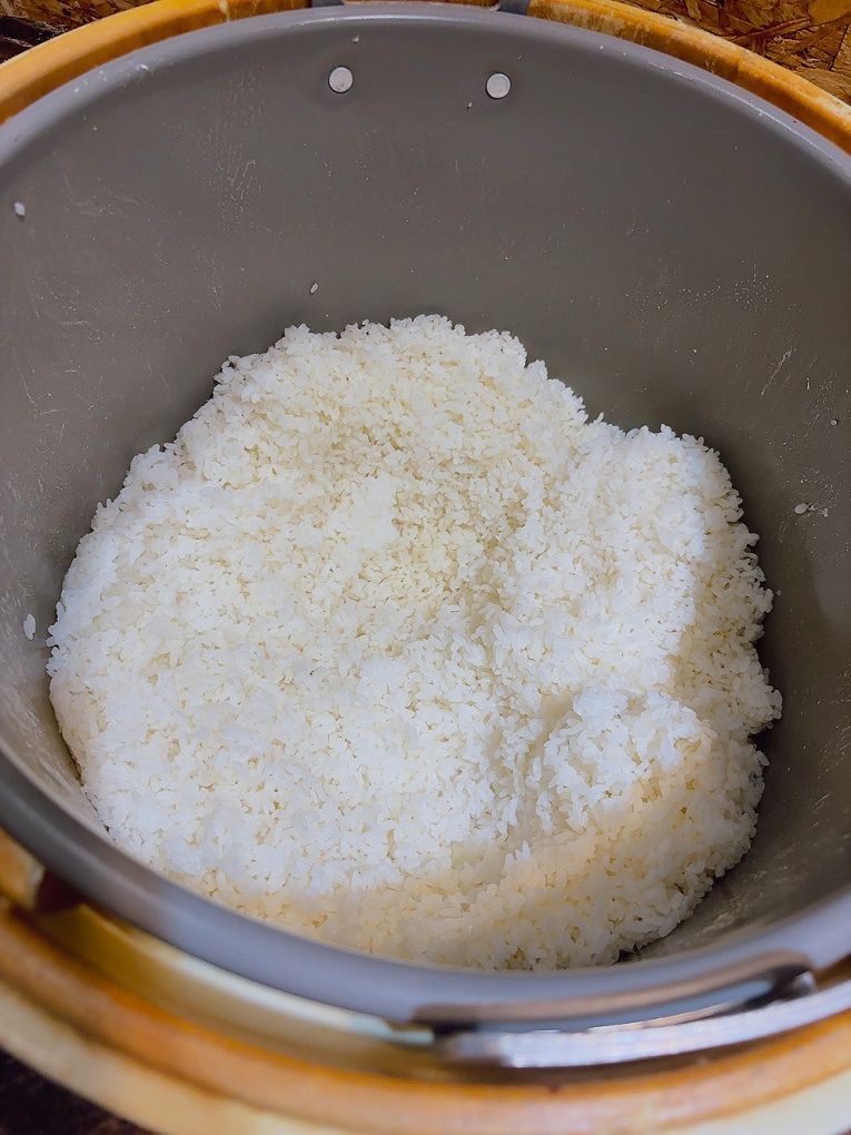 【板橋小火鍋推薦】同伙小火鍋 板橋漢生西店 湯頭超多選擇，附餐的白飯、王子麵可以自取，還有珍珠奶茶、紅茶、各式飲料、冰淇淋無限供應，超高的CP值，吃小火鍋當然想都不必多想就選她了！ @貝大小姐的多元心宇宙