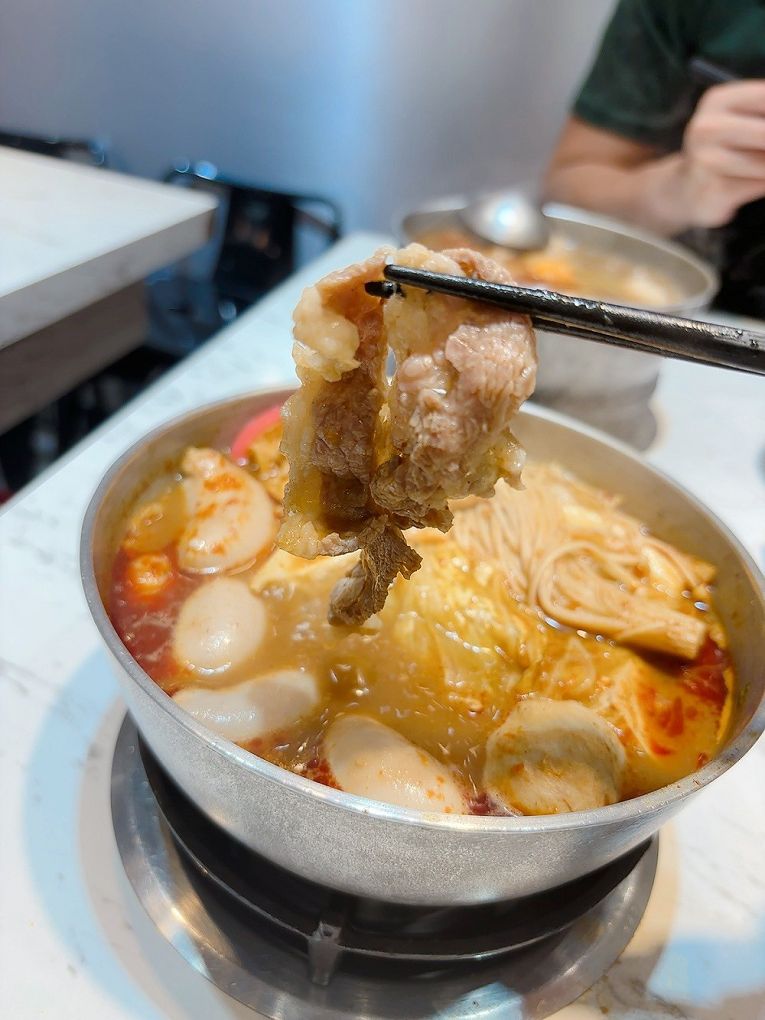 【板橋小火鍋推薦】同伙小火鍋 板橋漢生西店 湯頭超多選擇，附餐的白飯、王子麵可以自取，還有珍珠奶茶、紅茶、各式飲料、冰淇淋無限供應，超高的CP值，吃小火鍋當然想都不必多想就選她了！ @貝大小姐的多元心宇宙