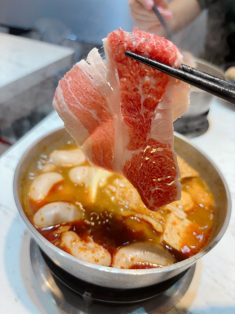 【板橋小火鍋推薦】同伙小火鍋 板橋漢生西店 湯頭超多選擇，附餐的白飯、王子麵可以自取，還有珍珠奶茶、紅茶、各式飲料、冰淇淋無限供應，超高的CP值，吃小火鍋當然想都不必多想就選她了！ @貝大小姐的多元心宇宙