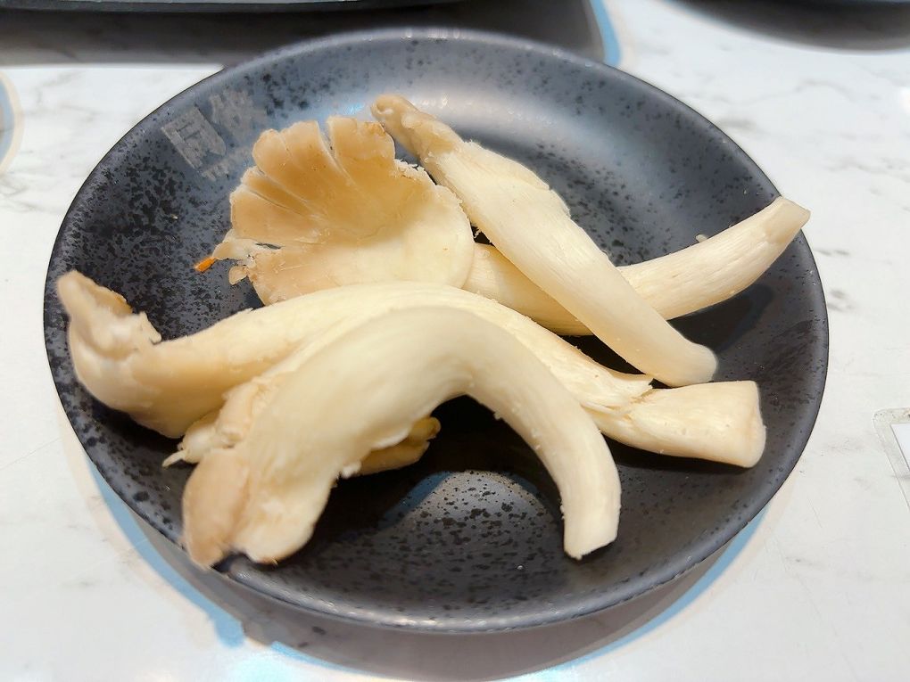 【板橋小火鍋推薦】同伙小火鍋 板橋漢生西店 湯頭超多選擇，附餐的白飯、王子麵可以自取，還有珍珠奶茶、紅茶、各式飲料、冰淇淋無限供應，超高的CP值，吃小火鍋當然想都不必多想就選她了！ @貝大小姐的多元心宇宙