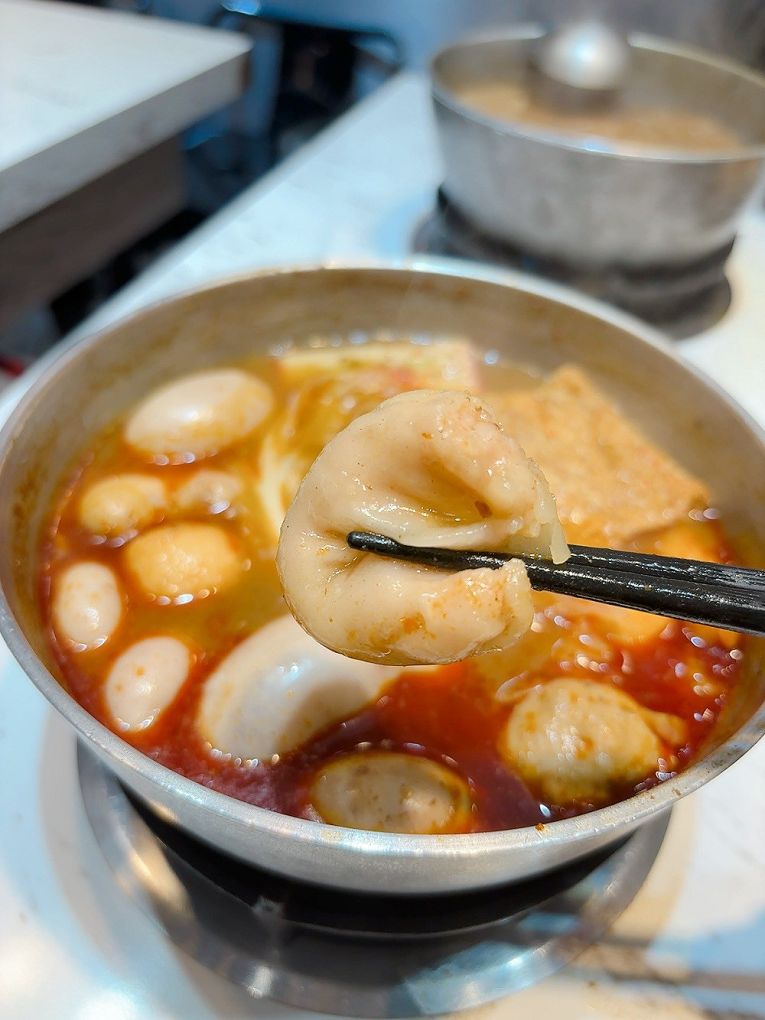 【板橋小火鍋推薦】同伙小火鍋 板橋漢生西店 湯頭超多選擇，附餐的白飯、王子麵可以自取，還有珍珠奶茶、紅茶、各式飲料、冰淇淋無限供應，超高的CP值，吃小火鍋當然想都不必多想就選她了！ @貝大小姐的多元心宇宙