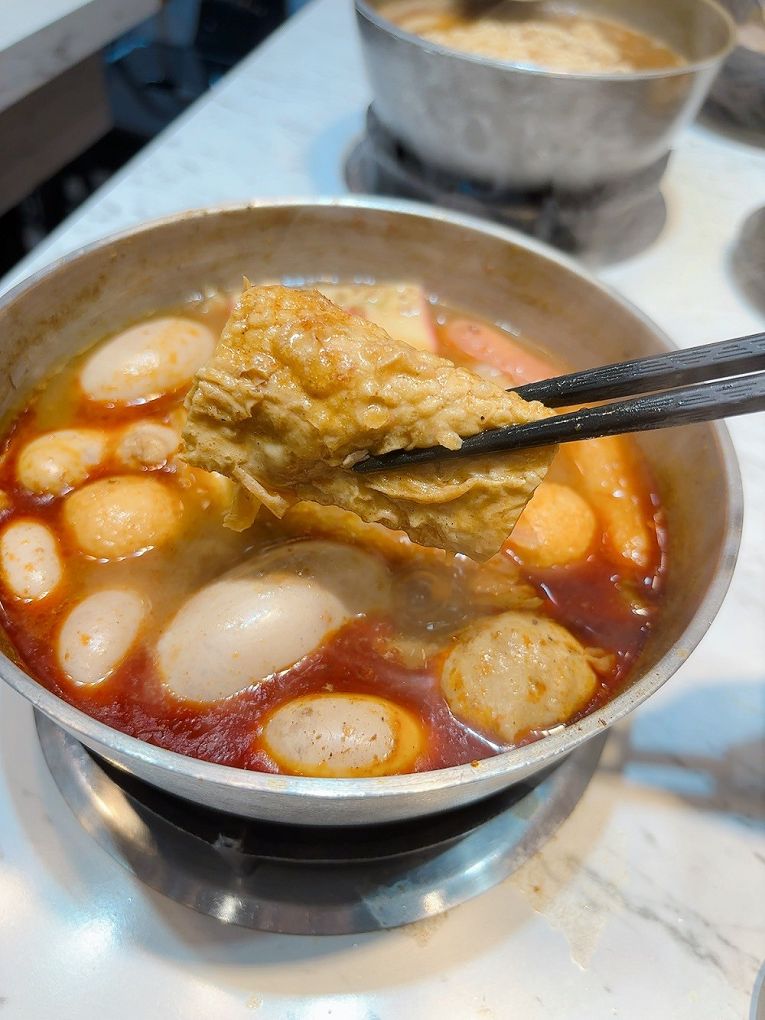 【板橋小火鍋推薦】同伙小火鍋 板橋漢生西店 湯頭超多選擇，附餐的白飯、王子麵可以自取，還有珍珠奶茶、紅茶、各式飲料、冰淇淋無限供應，超高的CP值，吃小火鍋當然想都不必多想就選她了！ @貝大小姐的多元心宇宙