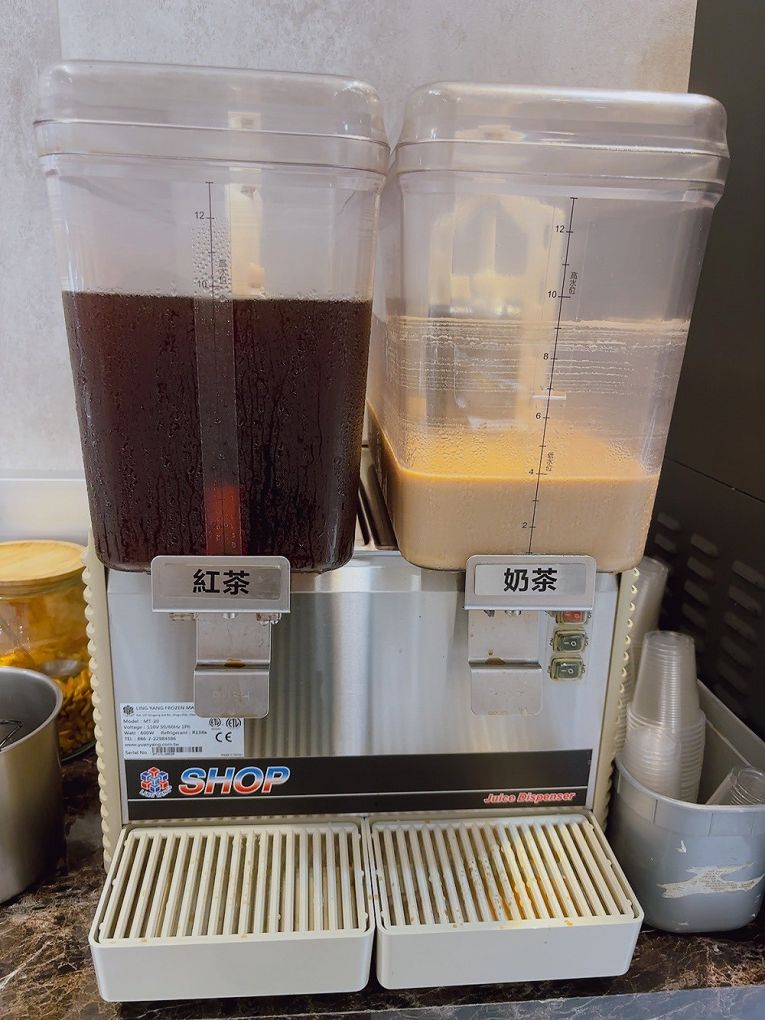【板橋小火鍋推薦】同伙小火鍋 板橋漢生西店 湯頭超多選擇，附餐的白飯、王子麵可以自取，還有珍珠奶茶、紅茶、各式飲料、冰淇淋無限供應，超高的CP值，吃小火鍋當然想都不必多想就選她了！ @貝大小姐的多元心宇宙