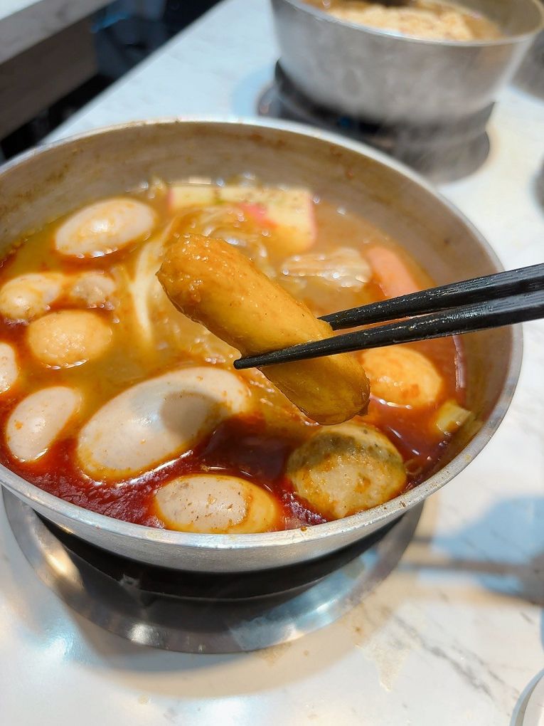 【板橋小火鍋推薦】同伙小火鍋 板橋漢生西店 湯頭超多選擇，附餐的白飯、王子麵可以自取，還有珍珠奶茶、紅茶、各式飲料、冰淇淋無限供應，超高的CP值，吃小火鍋當然想都不必多想就選她了！ @貝大小姐的多元心宇宙
