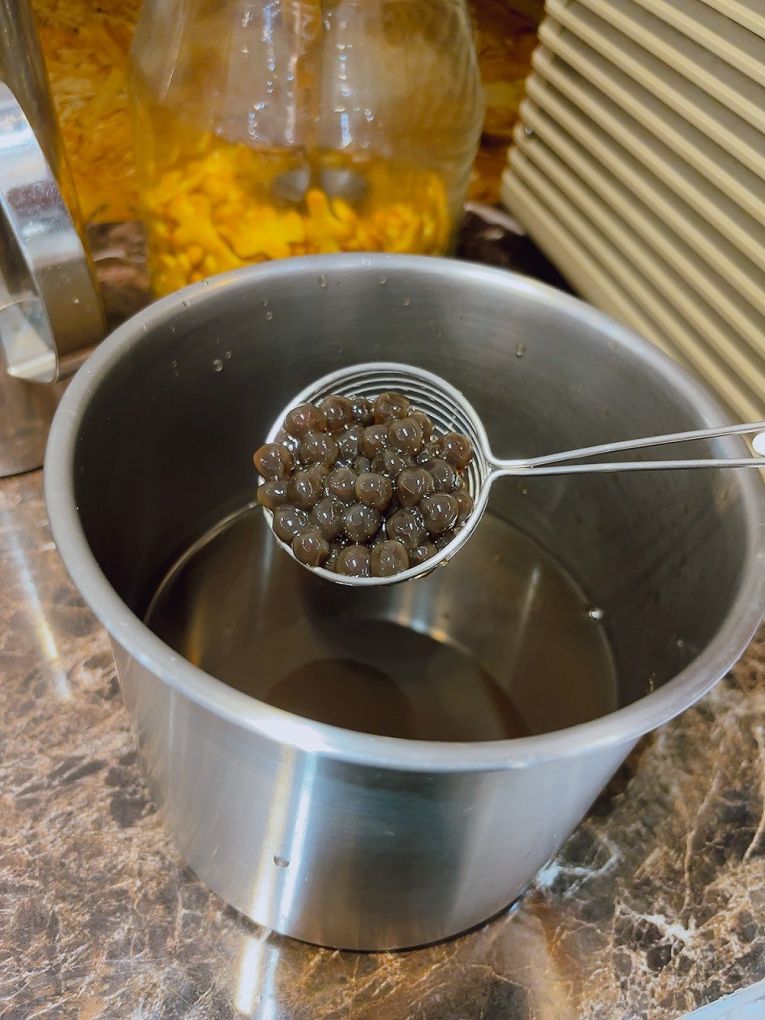 【板橋小火鍋推薦】同伙小火鍋 板橋漢生西店 湯頭超多選擇，附餐的白飯、王子麵可以自取，還有珍珠奶茶、紅茶、各式飲料、冰淇淋無限供應，超高的CP值，吃小火鍋當然想都不必多想就選她了！ @貝大小姐的多元心宇宙