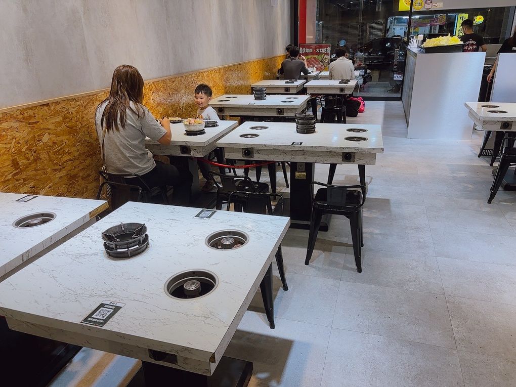 【板橋小火鍋推薦】同伙小火鍋 板橋漢生西店 湯頭超多選擇，附餐的白飯、王子麵可以自取，還有珍珠奶茶、紅茶、各式飲料、冰淇淋無限供應，超高的CP值，吃小火鍋當然想都不必多想就選她了！ @貝大小姐的多元心宇宙