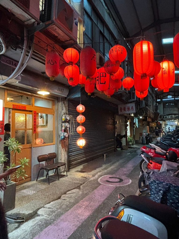 【新竹東門市場美食推薦】硬派主廚的軟嫩料理 東門店 在台式料理中加上了法式料理的手法，讓熟悉的料理增添了更多的驚豔與美味！ @貝大小姐的多元心宇宙