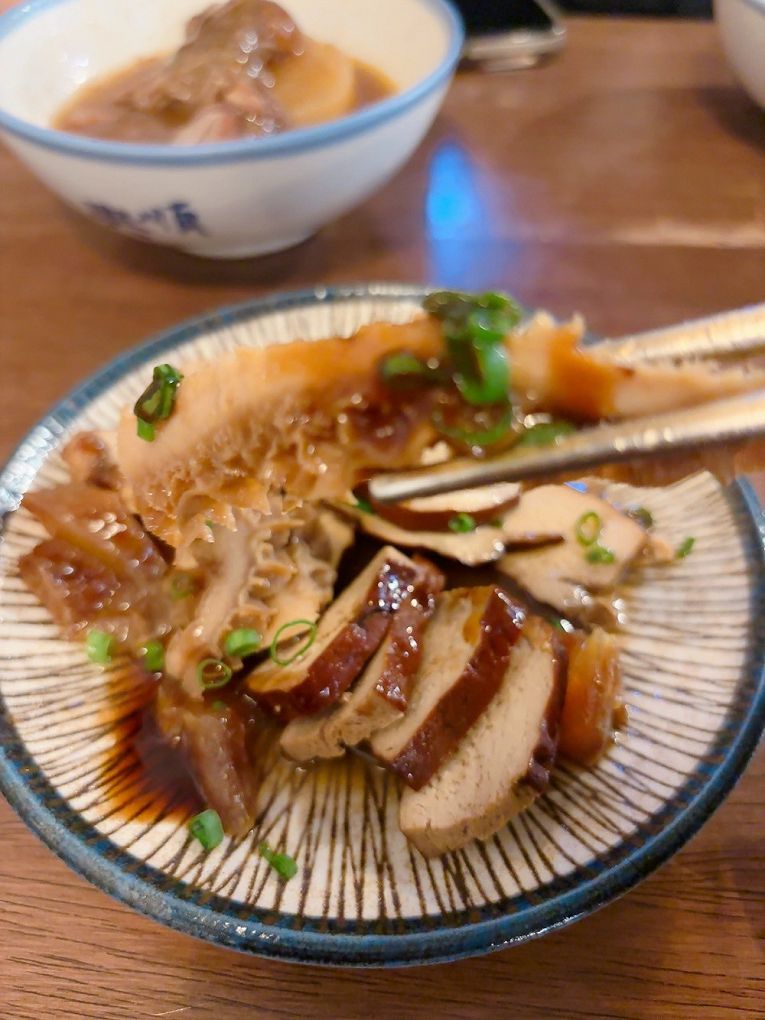 【新竹東門市場美食推薦】硬派主廚的軟嫩料理 東門店 在台式料理中加上了法式料理的手法，讓熟悉的料理增添了更多的驚豔與美味！ @貝大小姐的多元心宇宙
