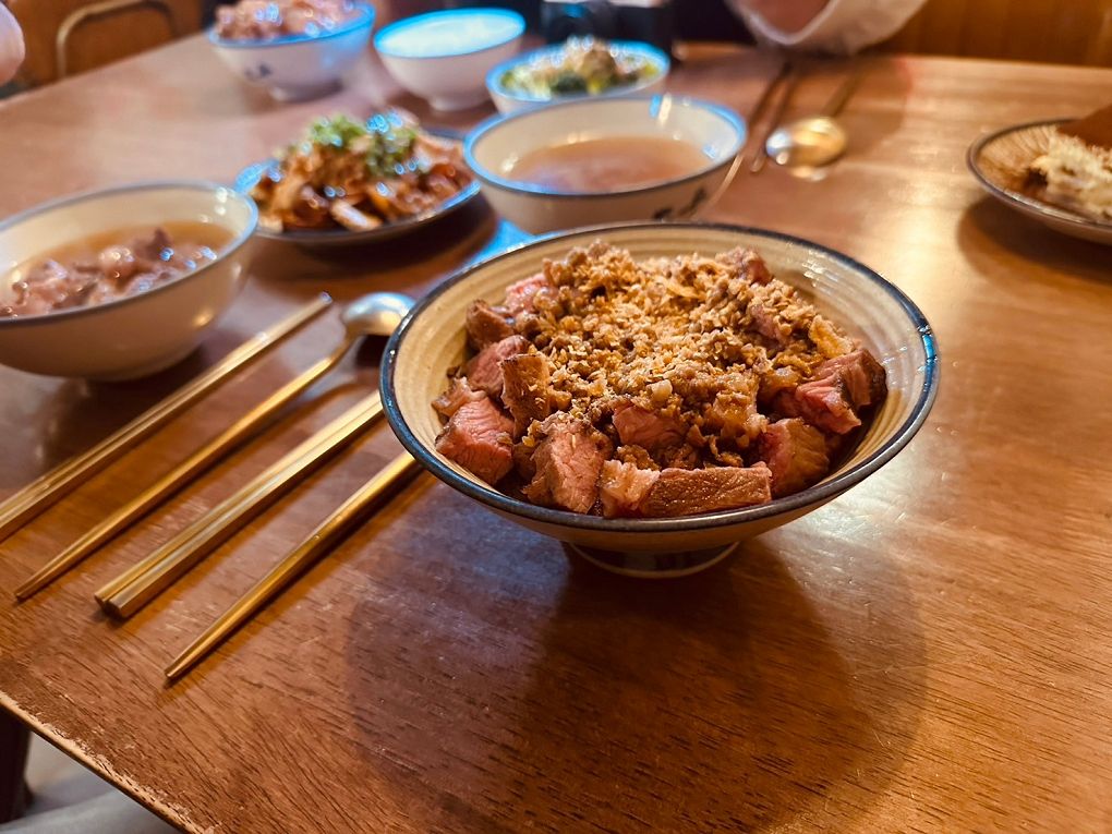 【新竹東門市場美食推薦】硬派主廚的軟嫩料理 東門店 在台式料理中加上了法式料理的手法，讓熟悉的料理增添了更多的驚豔與美味！ @貝大小姐的多元心宇宙