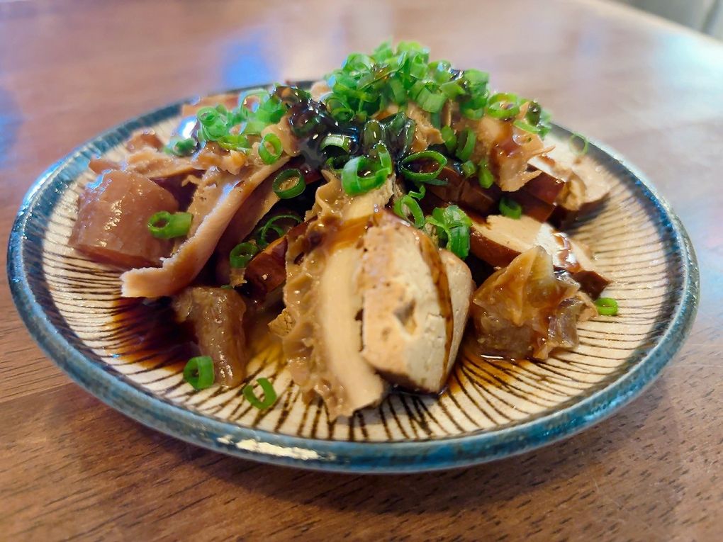 【新竹東門市場美食推薦】硬派主廚的軟嫩料理 東門店 在台式料理中加上了法式料理的手法，讓熟悉的料理增添了更多的驚豔與美味！ @貝大小姐的多元心宇宙