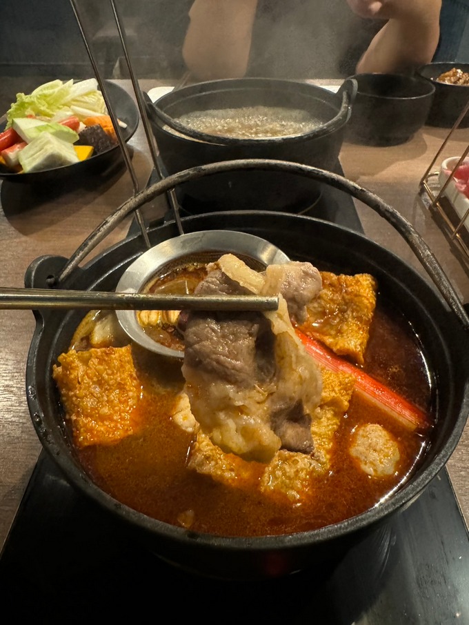 【蘆竹火鍋/鍋物 聚餐餐廳】金蒔鍋物 桃園大竹總店 肉品、食材、湯頭都非常有水準，還有自助吧吃到飽，CP超高，快帶著家人朋友一起來金蒔，度過美好金時！ @貝大小姐的多元心宇宙