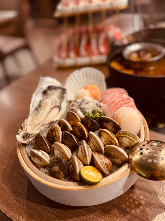 【蘆竹火鍋/鍋物 聚餐餐廳】金蒔鍋物 桃園大竹總店 肉品、食材、湯頭都非常有水準，還有自助吧吃到飽，CP超高，快帶著家人朋友一起來金蒔，度過美好金時！ @貝大小姐的多元心宇宙