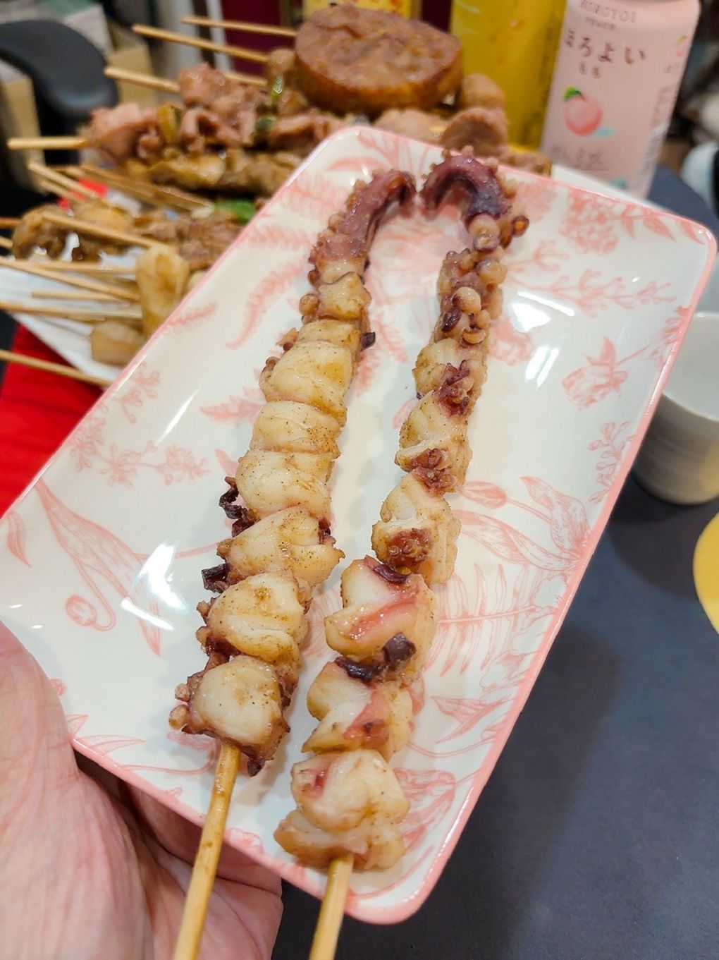 【桃園 八德串燒燒烤推薦】品串串燒 架上的串燒串得又整齊又漂亮，居酒屋的水準，卻是超親民的價格，獨門醬汁及辣粉讓你一試成主顧！ @貝大小姐的多元心宇宙