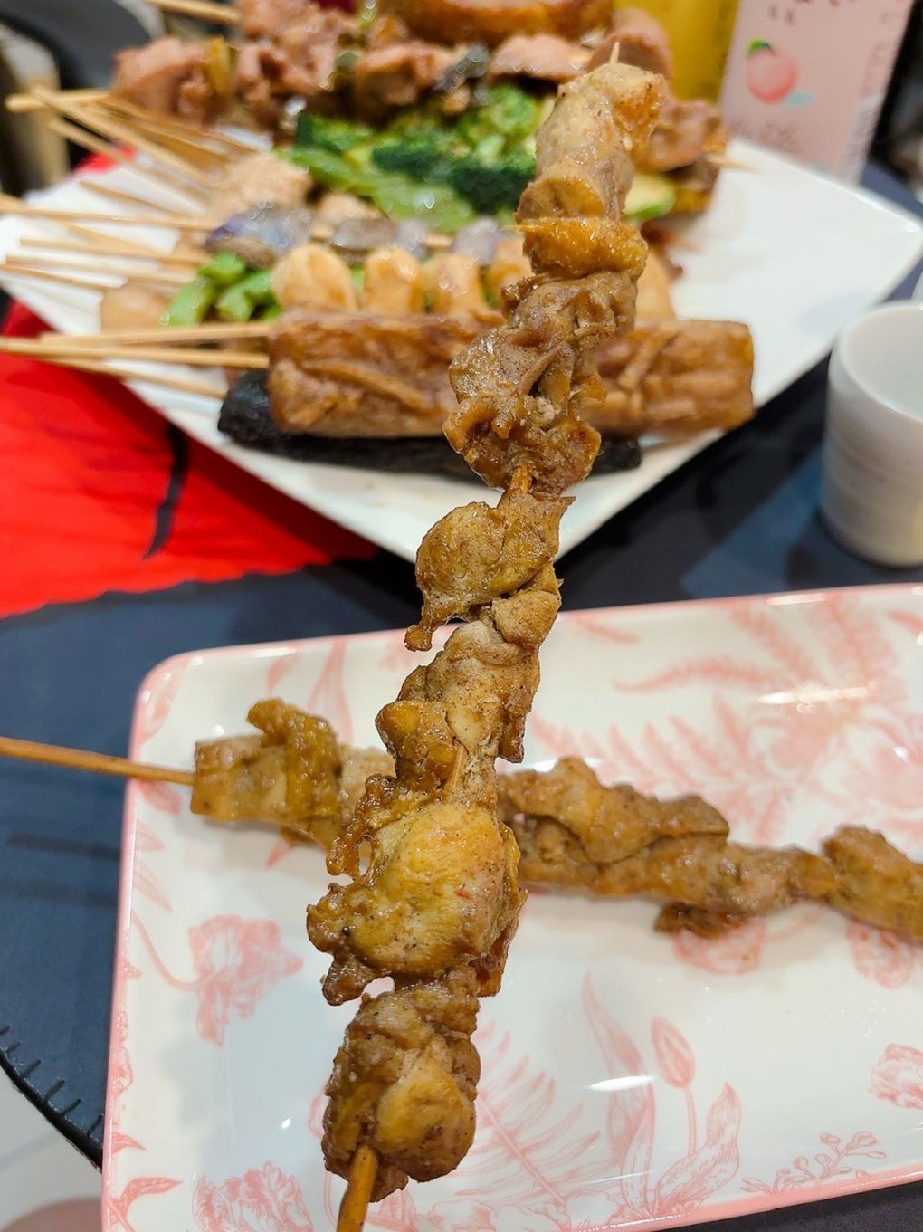 【桃園 八德串燒燒烤推薦】品串串燒 架上的串燒串得又整齊又漂亮，居酒屋的水準，卻是超親民的價格，獨門醬汁及辣粉讓你一試成主顧！ @貝大小姐的多元心宇宙