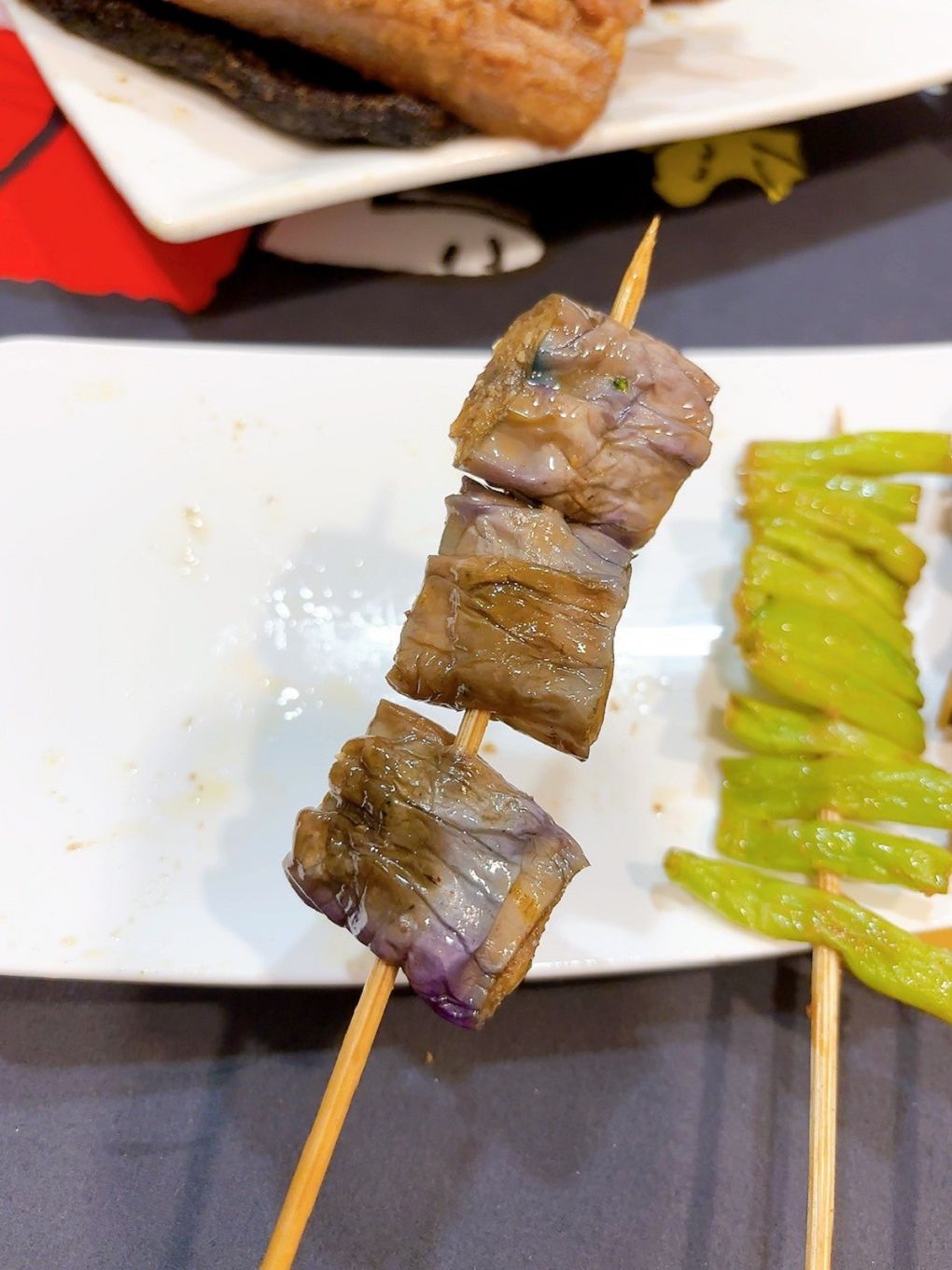 【桃園 八德串燒燒烤推薦】品串串燒 架上的串燒串得又整齊又漂亮，居酒屋的水準，卻是超親民的價格，獨門醬汁及辣粉讓你一試成主顧！ @貝大小姐的多元心宇宙