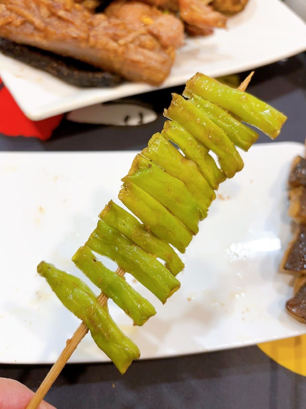 【桃園 八德串燒燒烤推薦】品串串燒 架上的串燒串得又整齊又漂亮，居酒屋的水準，卻是超親民的價格，獨門醬汁及辣粉讓你一試成主顧！ @貝大小姐的多元心宇宙