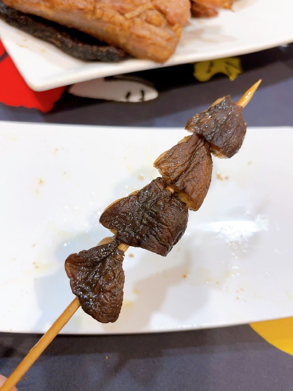 【桃園 八德串燒燒烤推薦】品串串燒 架上的串燒串得又整齊又漂亮，居酒屋的水準，卻是超親民的價格，獨門醬汁及辣粉讓你一試成主顧！ @貝大小姐的多元心宇宙