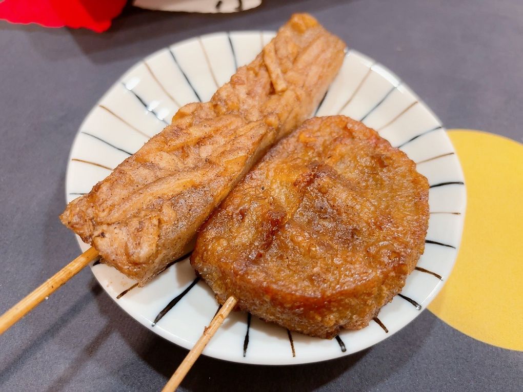 【桃園 八德串燒燒烤推薦】品串串燒 架上的串燒串得又整齊又漂亮，居酒屋的水準，卻是超親民的價格，獨門醬汁及辣粉讓你一試成主顧！ @貝大小姐的多元心宇宙